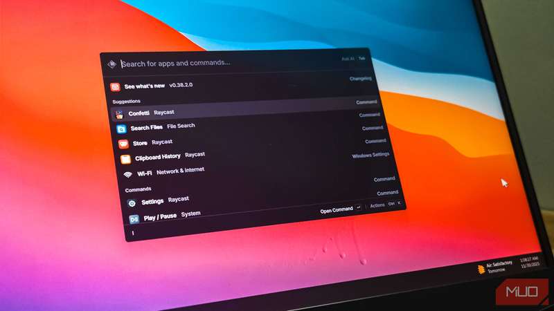 راهانداز Raycast باز بر روی لپتاپ HP با پسزمینه دسکتاپ macOS - نمای نزدیک