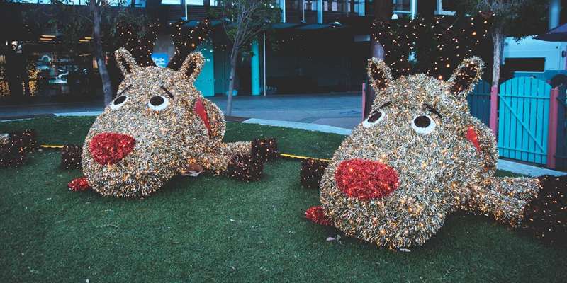 دو مجسمهٔ حیوانی عظیم و درخشان روی چمن