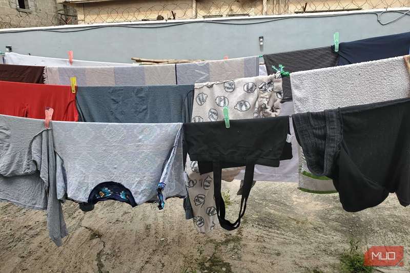 یک طناب لباس که لباس‌ها به بیرون پخش شده‌اند