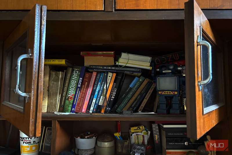 قفسه کتاب به‌هم‌ریخته