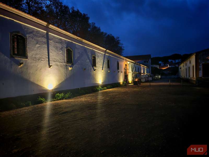 یک حیاط در غروب آفتاب