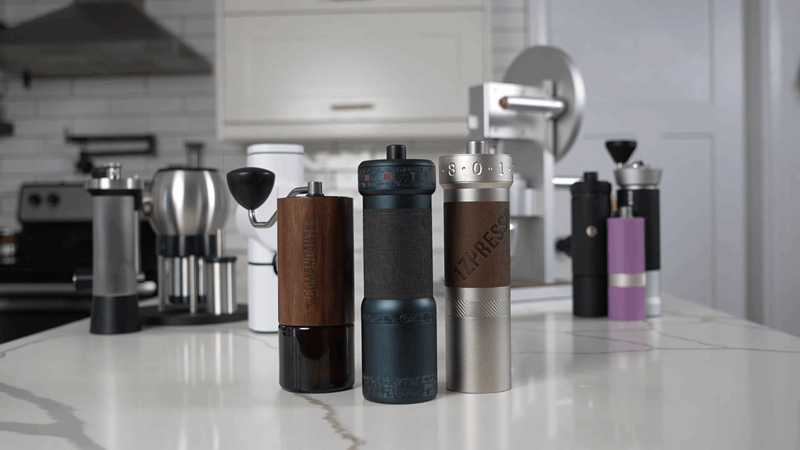 چند آسیاب قهوه دستی روی پیشخوان مرمر قرار گرفته‌اند