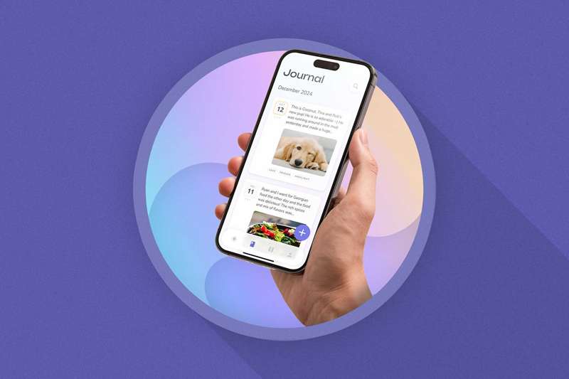 دستی که گوشی را با برنامه Reflection باز و لوگوی آن در پس‌زمینه نگه داشته است.