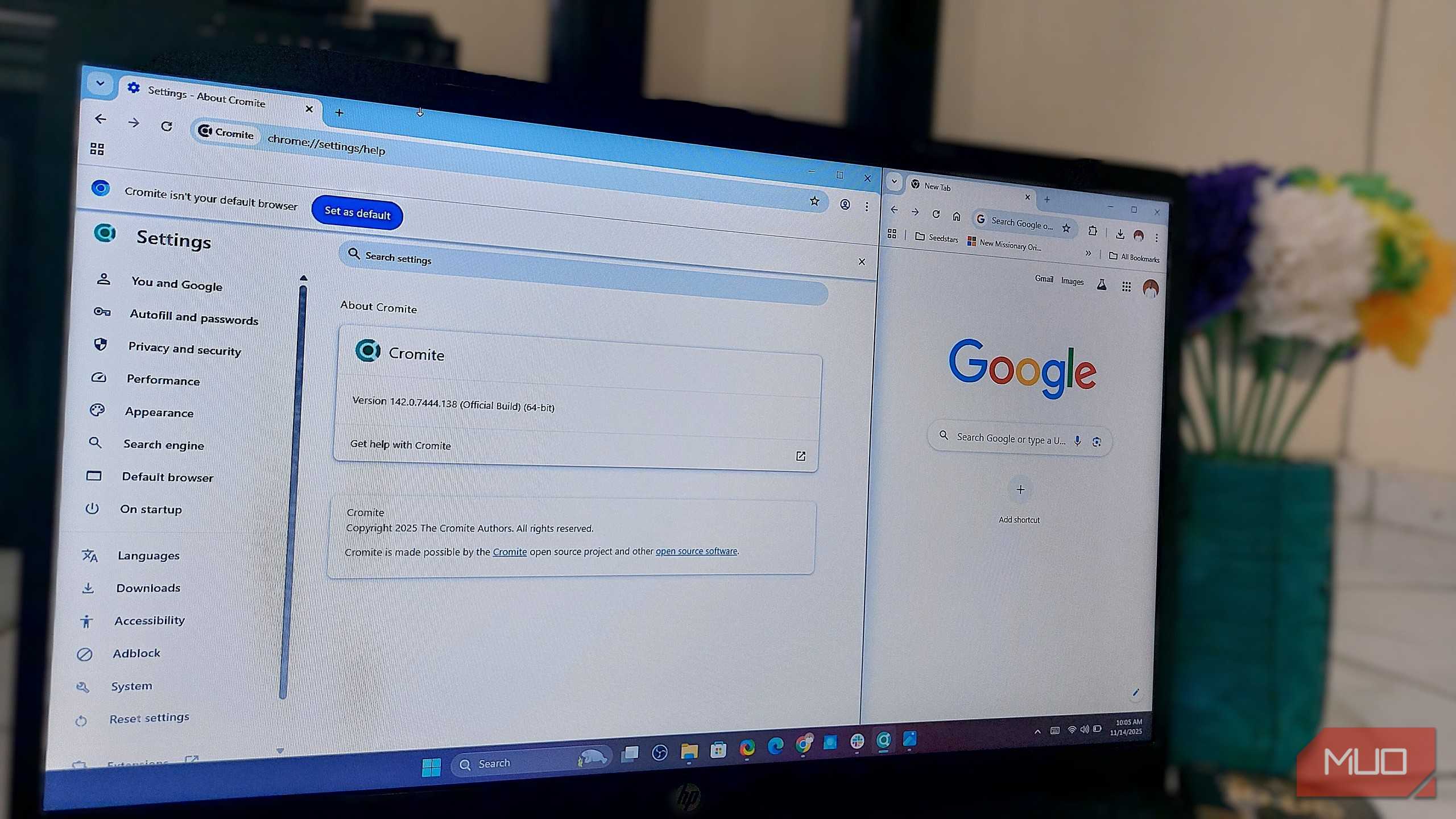 یک لپتاپ که صفحهنمایش تقسیمشدهای از Google Chrome و مرورگر کرومیت را نشان میدهد