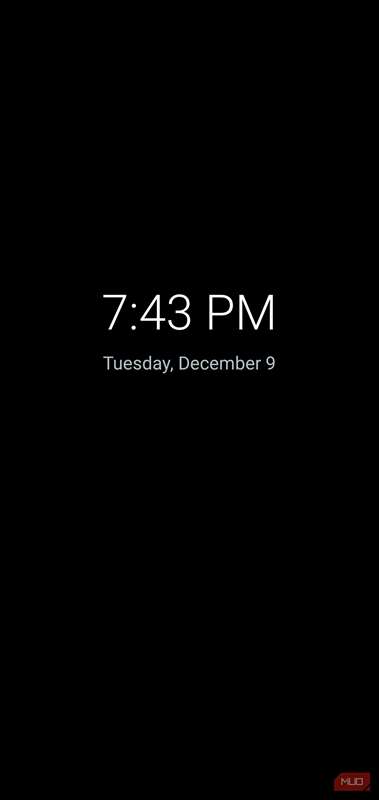 یک پوشش صفحهٔ سیاه مینیمالیست که فقط زمان فعلی ۷۴۳ ب.ظ و تاریخ را نشان می‌دهد.