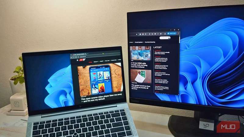 مانیتوری که با استفاده از لپ‌تاپ به عنوان نمایشگر گسترش یافته از طریق Spacedesk نمایش وب‌سایت MUO-1 را نشان می‌دهد.