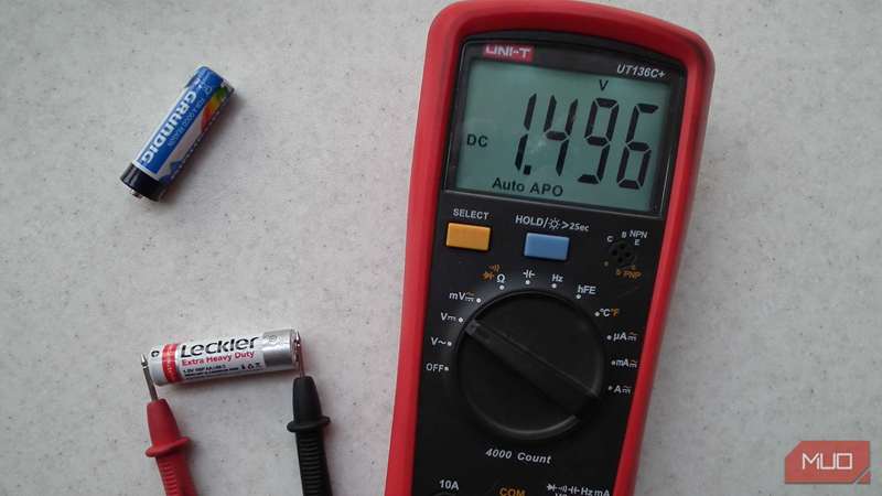 یک مولتی‌متر که ولتاژ یک باتری AA را اندازه‌گیری می‌کند