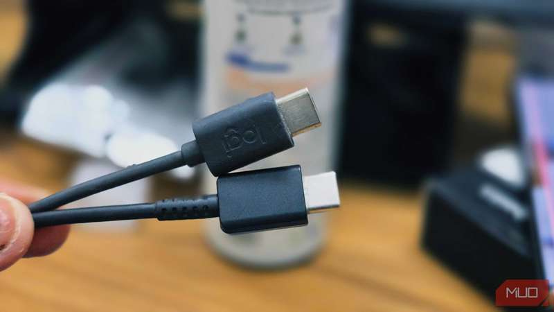 یک نفر دو کابل USB Type‑C را در دست دارد