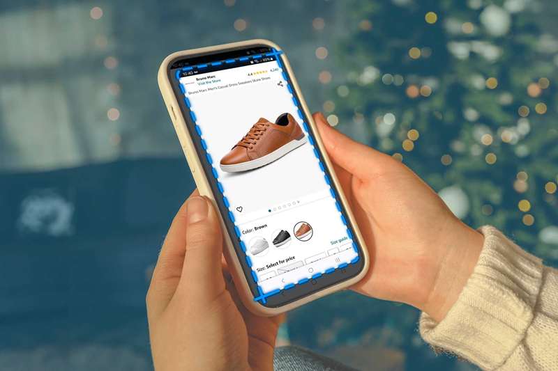 شخصی که در گوشی خود اسکرین‌شات می‌گیرد