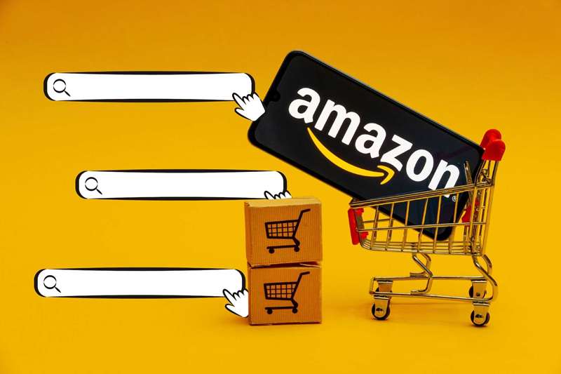 یک گوشی با لوگوی آمازون در سبد خرید همراه با آیکون‌های نوار جستجو