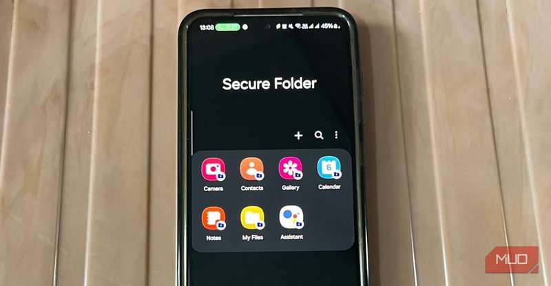 یک گوشی سامسونگ روی میز که Secure Folder را نشان می‌دهد