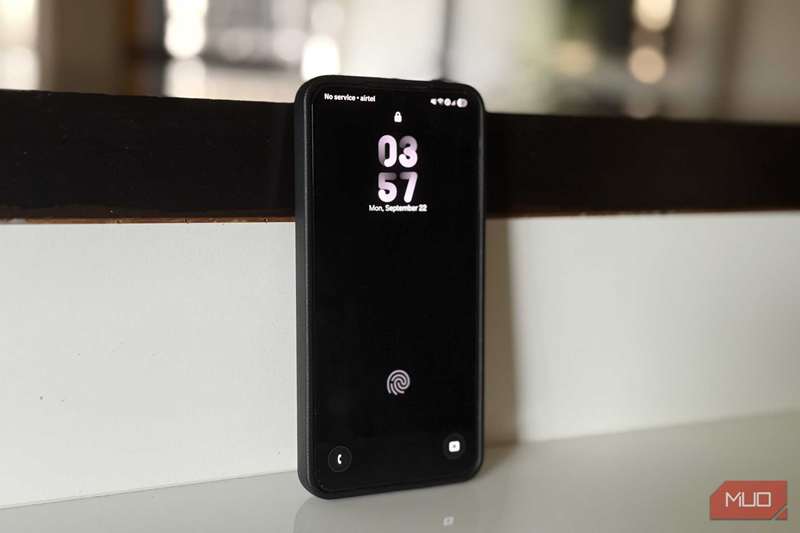 یک گوشی سامسونگ که صفحهٔ سیاه ساده نشان می‌دهد.