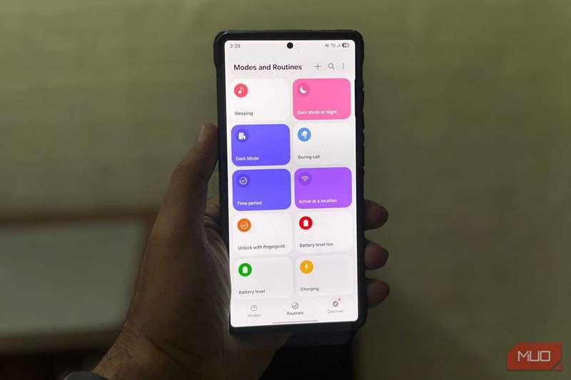 یک سامسونگ S25 Ultra در دست که روتین‌ها و حالت‌ها را باز می‌کند