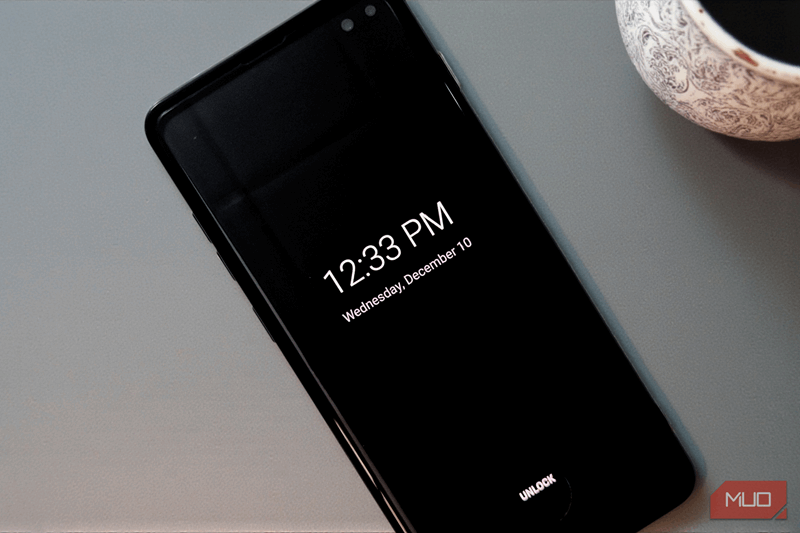 یک گوشی هوشمند با نمایش همیشه فعال که روی میز قرار دارد