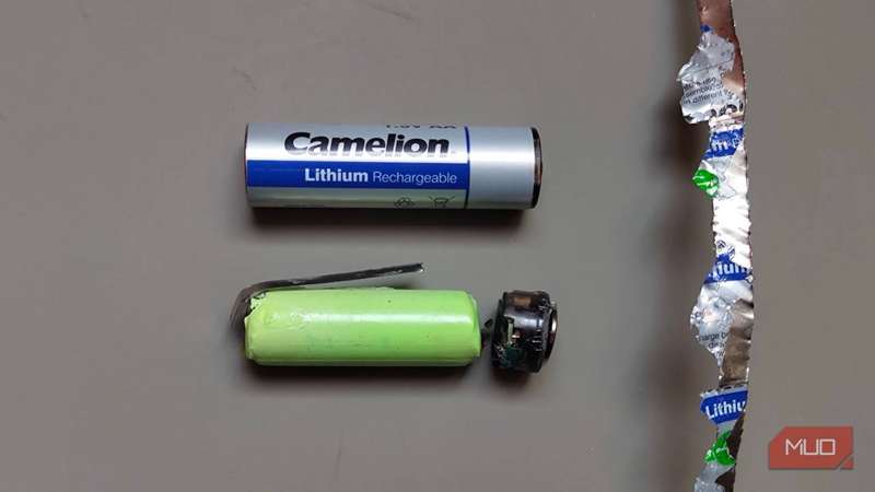 یک باتری AA USB‑C خراب‌شده کنار یک باتری USB‑C AA سالم بزرگ‑۱
