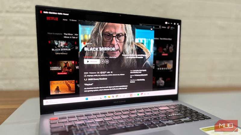 یک لپ‌تاپ ویندوزی در حال پخش Black Mirror روی نتفلیکس