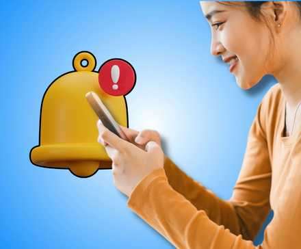 زن در حال بررسی گوشی با زنگ اعلان در پس‌زمینه