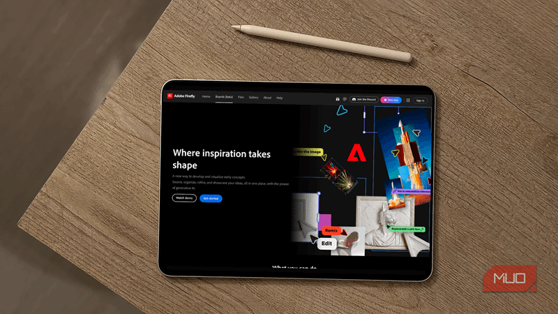 صفحه Boards Adobe Firefly نمایش داده شده روی یک iPad بر روی یک میز همراه با Apple Pencil