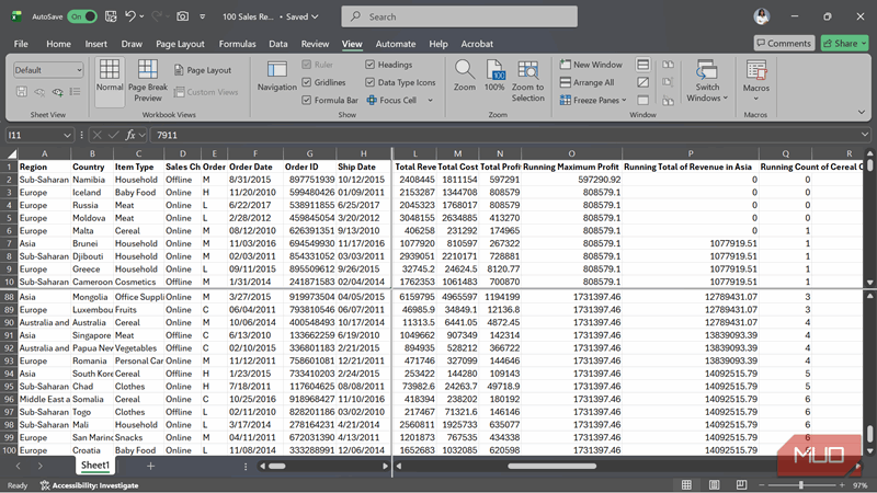 یک جدول اکسل تقسیم‌شده به چهار پنجره