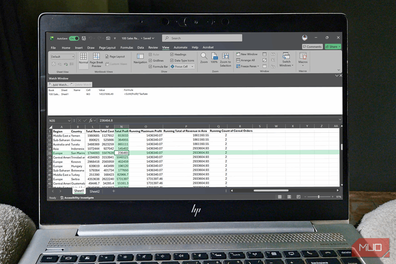 یک صفحه‌گسترده اکسل با سلول متمرکز، پنجرهٔ نظارتی و برخی پنل‌های ثابت.
