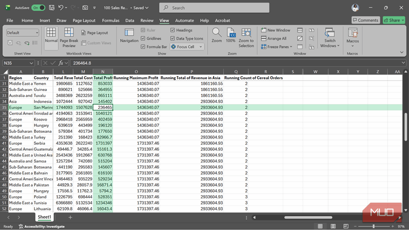 یک جدول اکسل با سلول متمرکز و برخی پنجره‌های ثابت