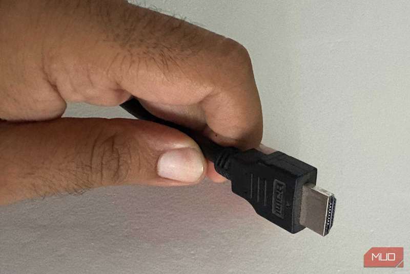 مردی که کابل HDMI را در دست دارد