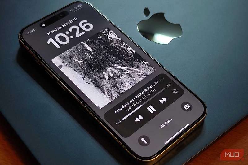 یک iPhone 16 Pro روی MacBook Air قرار گرفته است