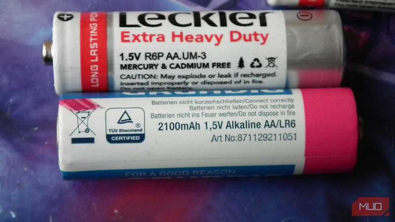 یک باتری AA LR6 در کنار یک باتری AA R6