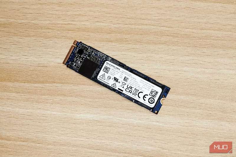 یک اس اس دی M.2 NVMe روی میز