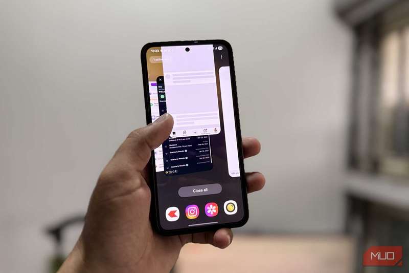 گوشی اندروید در دست نمایش منوی برنامه‌های اخیر