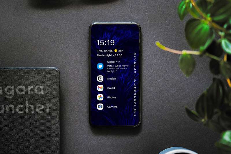 تلفن اندروید روی پسزمینهٔ خاکستری نشاندهنده صفحهٔ اصلی Niagara Launcher
