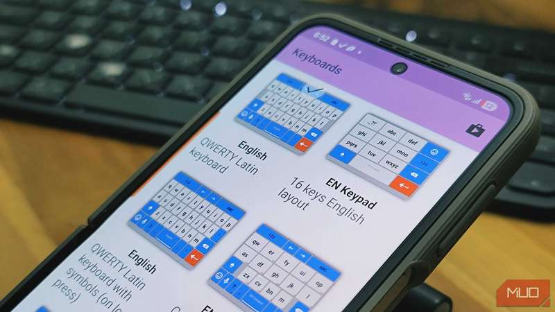 گزینه‌ی تم‌های AnySoftKeyboard باز روی Galaxy Z Flip 6