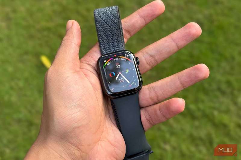 Apple Watch در دست یک مرد با دو بند متفاوت