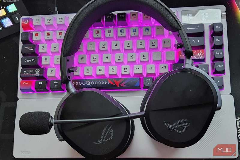 هدفون‌های ASUS Pelta II روی یک کیبورد ASUS