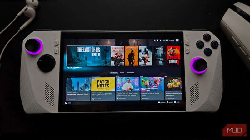 ASUS ROG Ally در حال اجرا SteamOS با هدفون و ماوس در پس‌زمینه