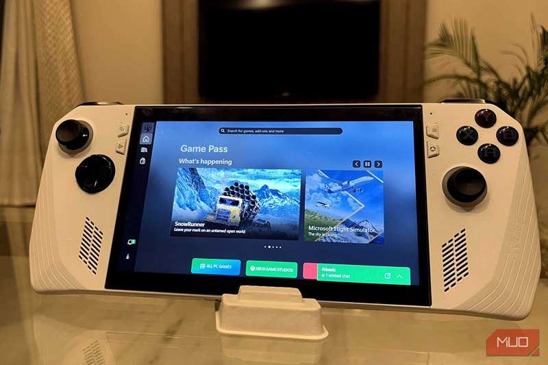 ASUS ROG Ally در حال اجرا برنامه Xbox با پس‌زمینهٔ تلویزیون