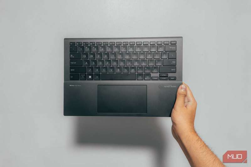 صفحهکلید ASUS Zenbook DUO جدا شده