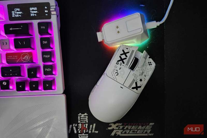 موش Attack Shark X11 و پایه شارژ، روی پد ماوس Tokyo Xtreme Racer