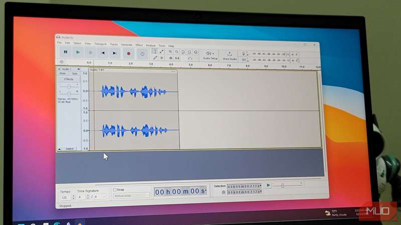 برنامه Audacity باز روی یک لپ‌تاپ HP