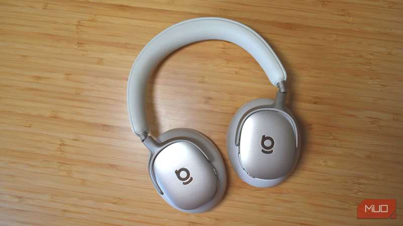 هدفون‌های Baseus Inspire XH1 از بالا به پایین روی میز