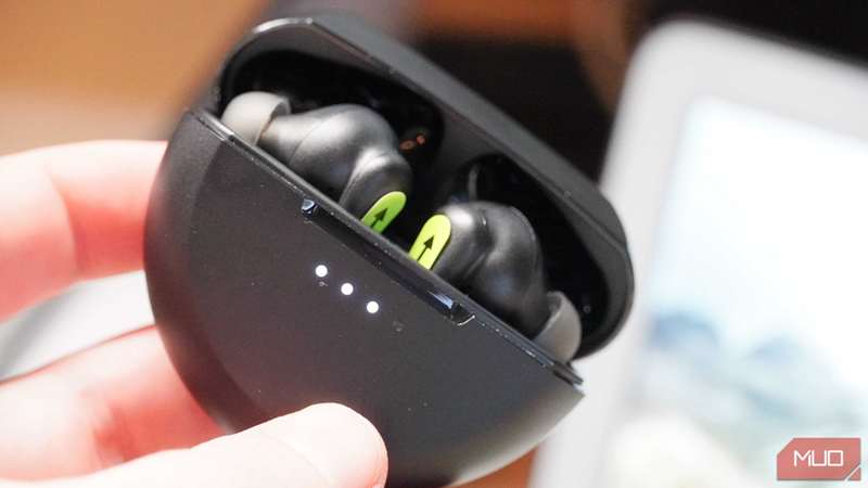 ایربادهای Belkin SoundForm Rhythm ANC در کیفشان.