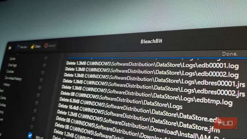 برنامه BleachBit باز روی صفحه نمایش مانیتور.
