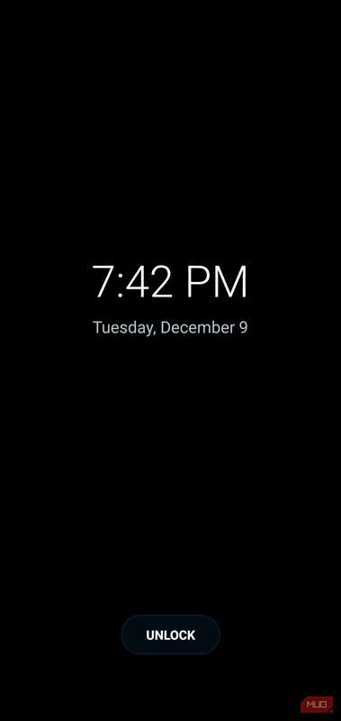 پوشش صفحهٔ سیاه که زمان ۷۴۲ ب.ظ و دکمه‌ای برای باز کردن قفل دستگاه را نمایش می‌دهد.