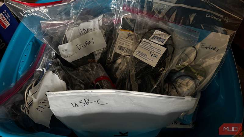 جعبه‌ای با کیسه‌های کابل‌های کامپیوتر داخل