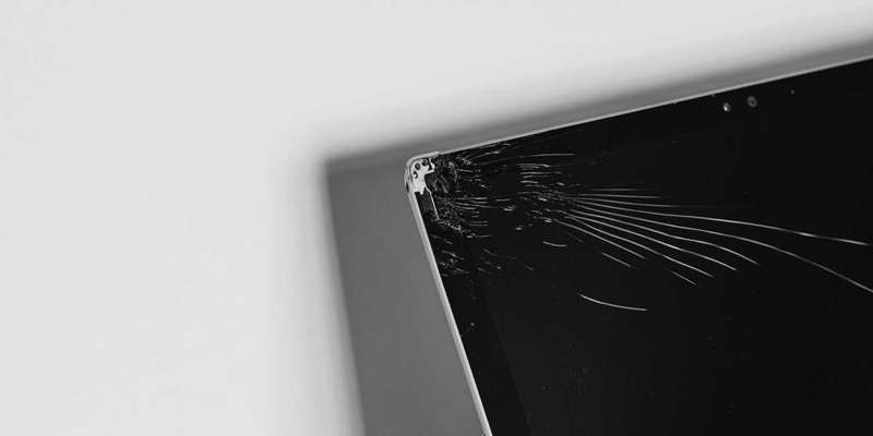 گوشه‌ی یک مانیتور شکسته