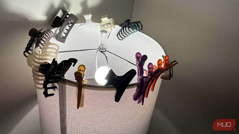 یک لامپ با گیره‌های موی در اطراف آن و لامپ هوشمند داخل آن