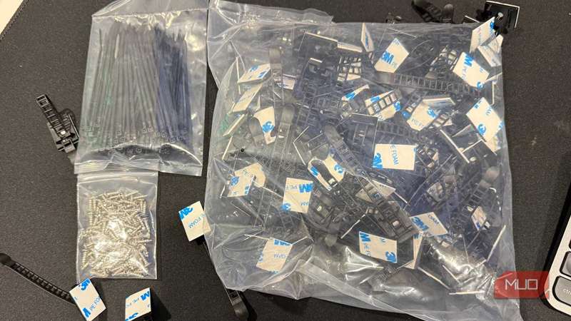 گیره‌های کابل روی میز همراه با بست‌های کشی