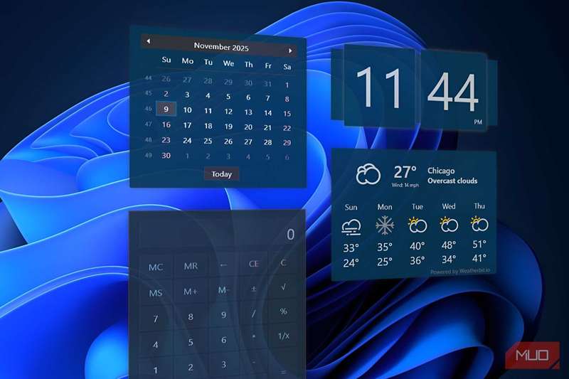 تقویم، ماشین‌حساب، ساعت مربعی و ویجت‌های آب‌وهوایی در پیش‌زمینه دسکتاپ پیش‌فرض ویندوز 11