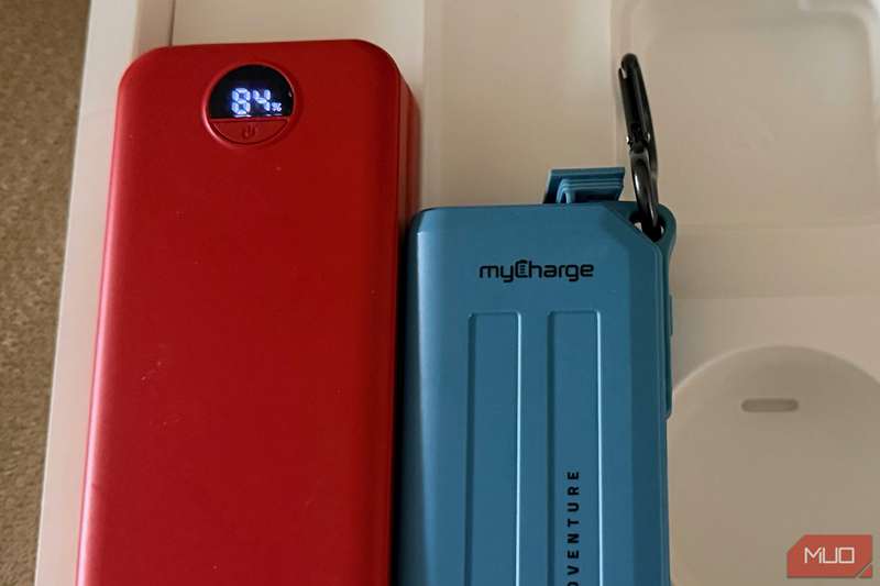 شارژرهای دستگاه‌های موبایل در یک جعبه مک‌بوک پرو