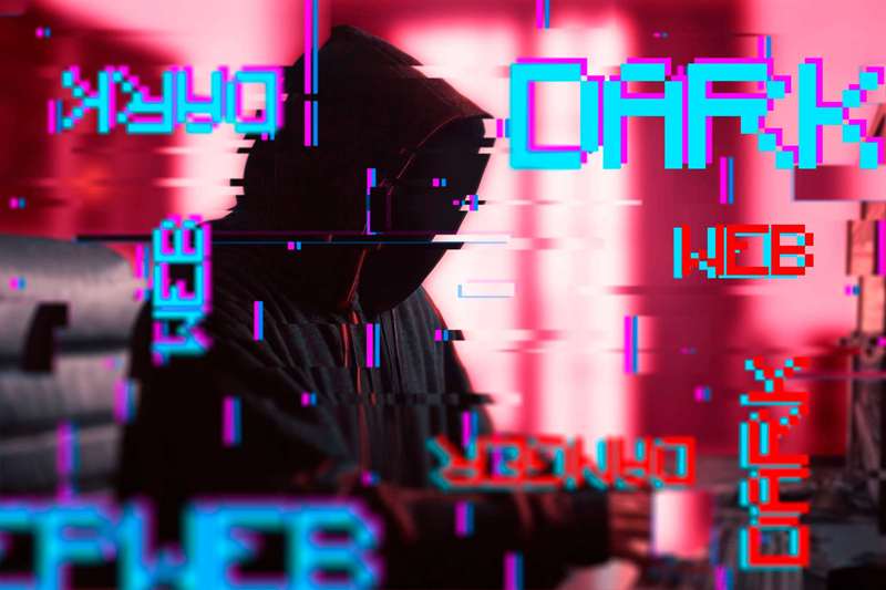 هکر ملبس در مقابل کامپیوتری با اثر گلیچ و برخی عناصر متنی